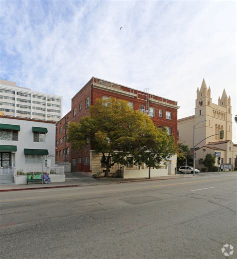 777 S Westmoreland Ave Apt 304, Los Angeles, CA 90005.